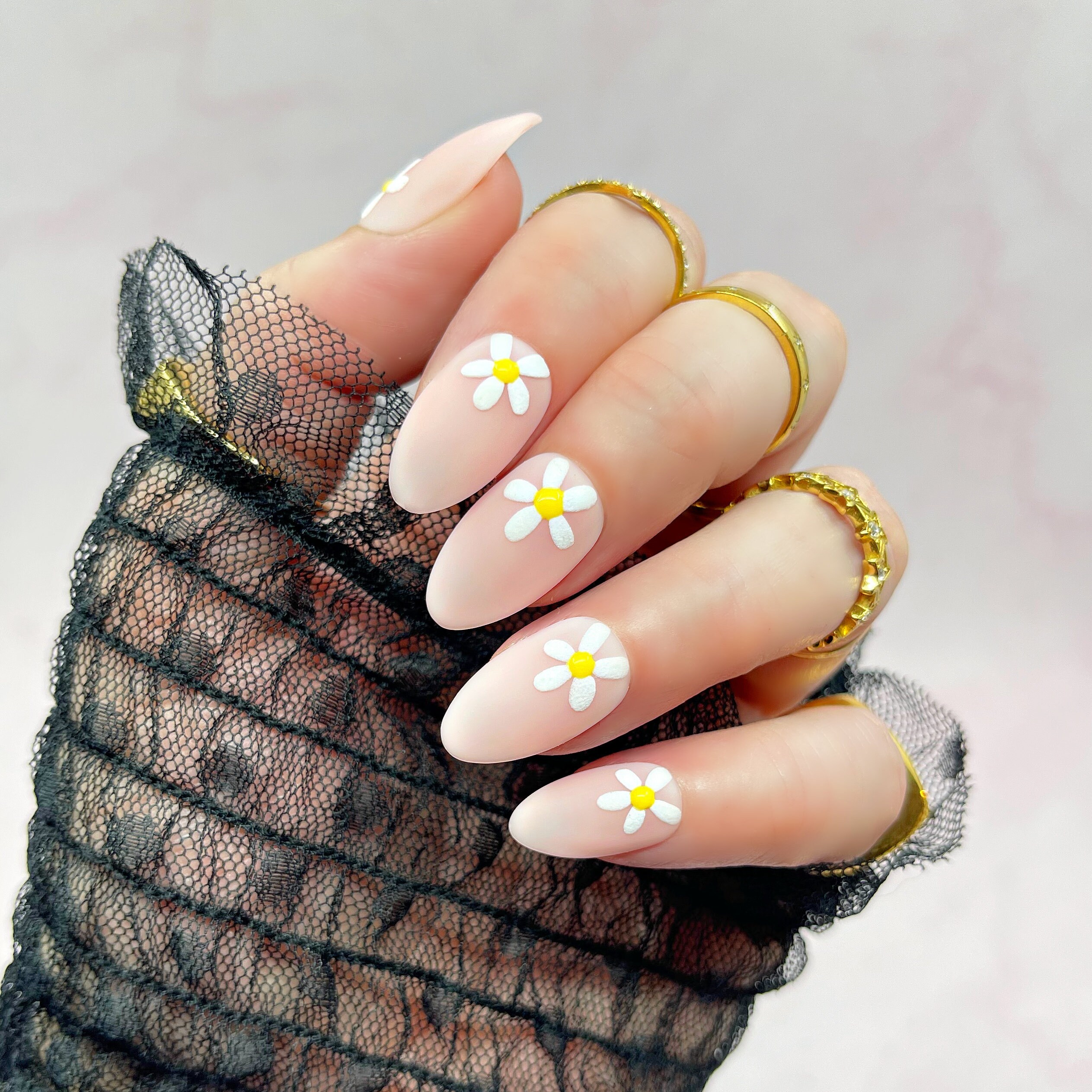daisy nails