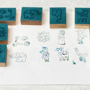 Set di 10 francobolli con bellissimi temi indiani: Radha, Krishna, Hanuman, Jagannath, Pavone...