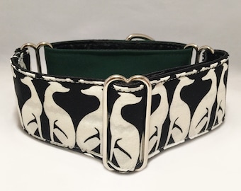 Può includere: Collare per cani in bianco e nero con un motivo ripetuto di sagome di cani bianchi stilizzate. Il collare ha un interno verde scuro e finiture in metallo argentato.