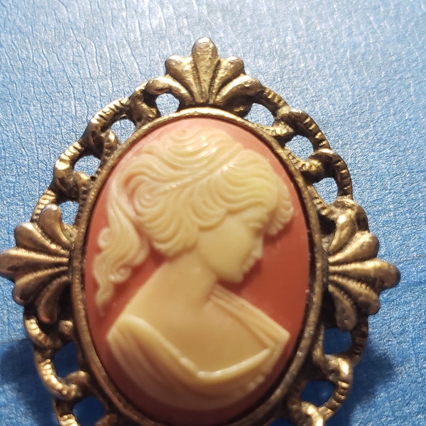 Vintage 1950's-60's PERI Cameo Brooch Pendant Pin