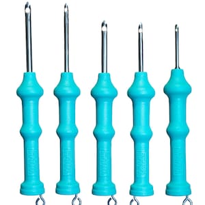 Op de afbeelding: Set van vijf turquoise blauwe haaknaalden met zilveren metalen lussen. De haaknaalden zijn in verschillende maten en hebben een getextureerde handgreep.