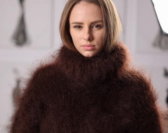 Pull d'hiver surdimensionné poilu tricoté à la main en mohair brun moelleux avec col roulé T2061