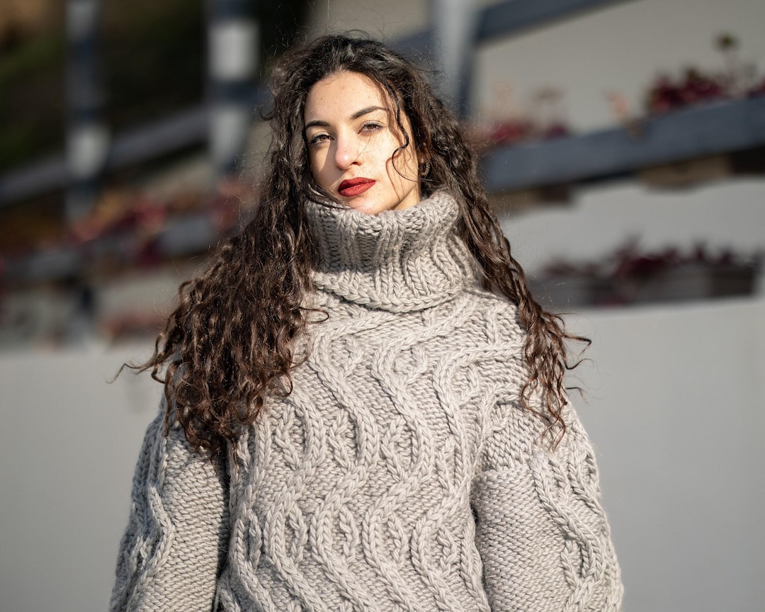 Grauer Zopfmuster-Wollpullover Handgestrickter Damen grobstrick