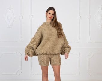 Kurzer Pullover mit Übergroßen Ärmeln, Pullover aus Öko-Wolle, Pullover mit Extraweiten Ärmeln T963