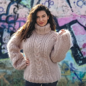 Suéter beige de mohair trenzado – Jersey de cuello alto tejido a mano T897