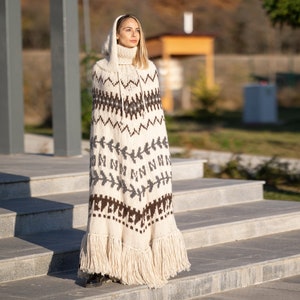 Peruvian Poncho made of 100 % Alpaca  yarn T1306