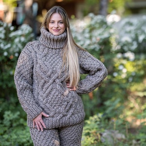 Cable knit cosy winter sweater in raw itchy brown wool T1197