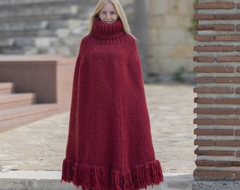 レッドウールポンチョ - タートルネックとフリンジ付きの手編みチャン