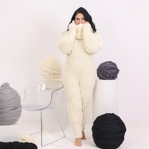 Wolle Catsuit - Handgestrickter Ganzkörperanzug aus 100% Wolle mit extra langem Rollkragen T1622