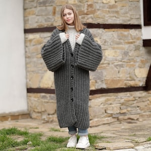 Graue Wolljacke – Handgestrickt mit Extra Weiten Ärmeln W1368