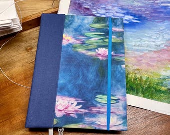 Cuaderno de tela hecho a mano con motivos de acuarela, con temática de nenúfares de Claude Monet.