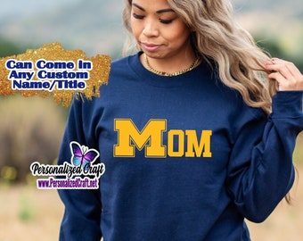 Tshirt personnalisé nom personnalisé pour maman Wolverines du Michigan, College Baby Reveal Mom, Cadeau pour papa, Elle est devenue maman, Surprise de fan de football universitaire