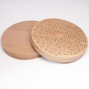 Puede incluir: Un juego de tres tazas de cer&aacute;mica con acabado mate moteado. Las tazas son de color crema, gris claro y gris oscuro. Cada taza tiene un dise&ntilde;o simple y minimalista, ideal para caf&eacute; o t&eacute;.