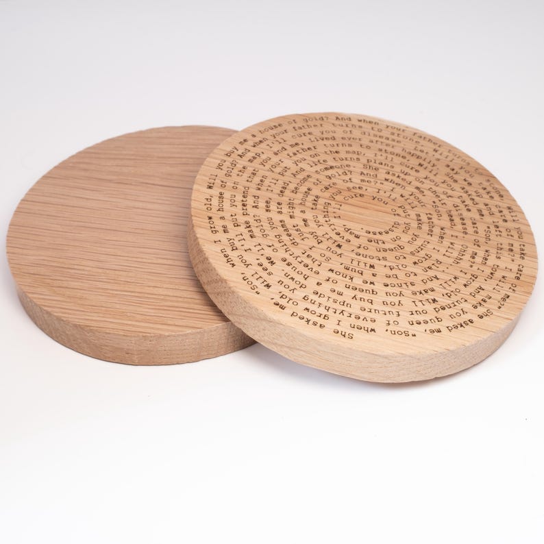 Puede incluir: Un juego de tres tazas de cer&aacute;mica con acabado mate moteado. Las tazas son de color crema, gris claro y gris oscuro. Cada taza tiene un dise&ntilde;o simple y minimalista, ideal para caf&eacute; o t&eacute;.