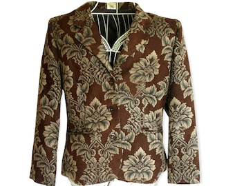 Könnte beinhalten: Ein brauner Blazer mit Blumenmuster. Der Blazer hat einen Knopfverschluss und zwei Taschen.