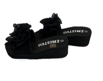 Sneakers nere con tacco topolino / infradito nere con fiocco / sneaker nere con fiocco nero / infradito nere con tacco a zeppa /