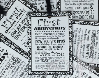Può includere: Carta stampabile in bianco e nero con il testo "Primo anniversario" e un messaggio per celebrare un anno di matrimonio. La carta ha un bordo decorativo con un motivo floreale bianco e nero.