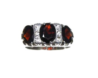 Anillo vintage de trilogía de granate en plata de ley (1978), con sello distintivo, talla P, talla 7 1/2