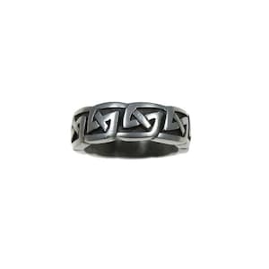 K&ouml;nnte beinhalten: Ein silberfarbener Ring mit einem keltischen Knotenmuster. Der Ring zeigt ein sich wiederholendes Muster aus ineinander verschlungenen Knoten, das ein durchgehendes Band bildet. Der Ring ist vor einem wei&szlig;en Hintergrund platziert.