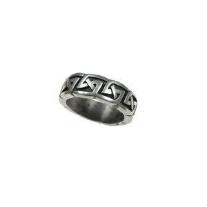 K&ouml;nnte beinhalten: Ein silberfarbener Ring mit einem sich wiederholenden keltischen Knotenmuster. Der Ring hat ein Band mit einer Reihe von miteinander verbundenen geometrischen Formen, die ein durchgehendes Muster bilden. Der Ring ist vor einem wei&szlig;en Hintergrund platziert.