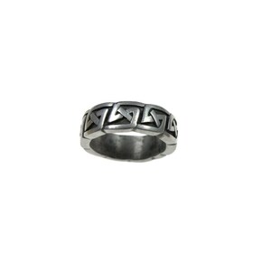 K&ouml;nnte beinhalten: Ein silberfarbener Ring mit einem sich wiederholenden geometrischen Muster. Das Design besteht aus ineinandergreifenden Formen, die ein durchgehendes Band um den Ring bilden. Der Ring hat ein leicht gealtertes Aussehen.