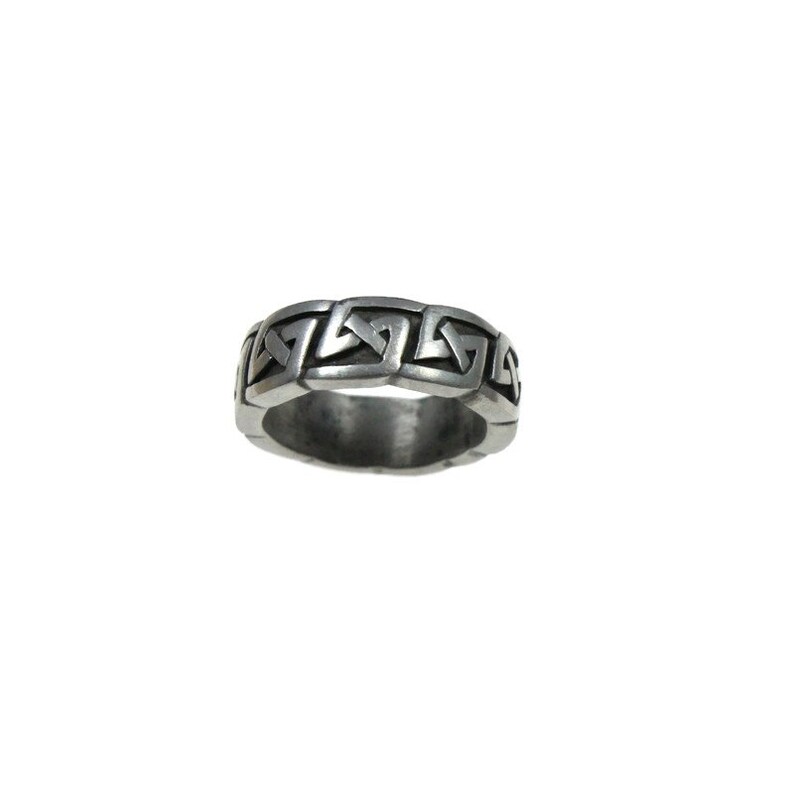 K&ouml;nnte beinhalten: Ein silberfarbener Ring mit einem sich wiederholenden geometrischen Muster. Das Design besteht aus ineinandergreifenden Formen, die ein durchgehendes Band um den Ring bilden. Der Ring hat ein leicht gealtertes Aussehen.