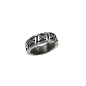 K&ouml;nnte beinhalten: Ein silberfarbener Ring mit einem sich wiederholenden keltischen Knotenmuster. Das Muster des Rings umschlie&szlig;t den gesamten Umfang und verleiht ihm ein bandartiges Aussehen. Das Metall hat ein leicht gealtertes Aussehen, das die Details des Designs hervorhebt.