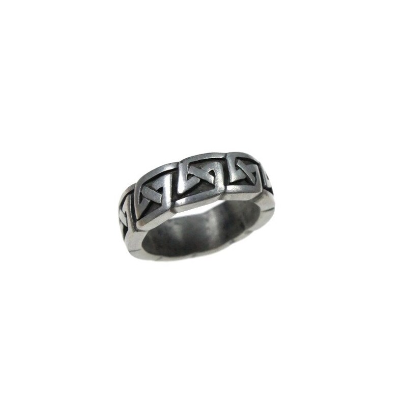 K&ouml;nnte beinhalten: Ein silberfarbener Ring mit einem sich wiederholenden keltischen Knotenmuster. Das Muster des Rings umschlie&szlig;t den gesamten Umfang und verleiht ihm ein bandartiges Aussehen. Das Metall hat ein leicht gealtertes Aussehen, das die Details des Designs hervorhebt.