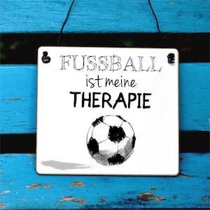 Schild mit Spruch Fußball ist meine Therapie