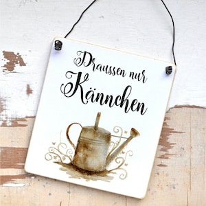 Könnte beinhalten: Weißes Holzschild mit schwarzem Text "Draussen nur Kännchen" und einer Aquarell-Illustration einer rostigen Gießkanne mit braunen Ranken und Schmetterlingen.