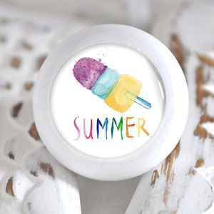 Könnte beinhalten: Weißer runder Knopf mit einer bunten Aquarell-Illustration eines Eis am Stiel und dem Wort "SUMMER" in Regenbogenfarben.