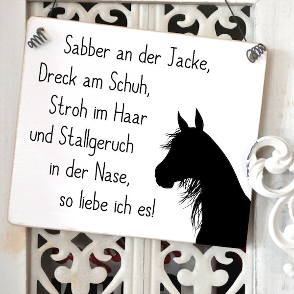 Pferdeschild aus Holz SABBER an der JACKE