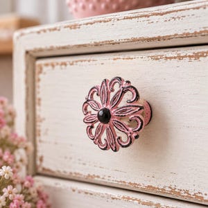 Landhaus Möbelgriff Blume rosa – Knauf aus Metall für Schrank & Schublade im Landhausstil