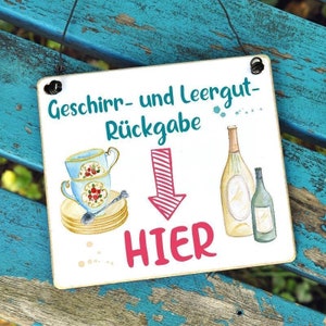 Könnte beinhalten: Weißes Schild mit blauem und rotem Text, auf dem "Geschirr- und Leergut-Rückgabe HIER" steht. Das Schild hat eine Aquarell-Illustration von einem Stapel Teetassen, einem Löffel und zwei Flaschen.