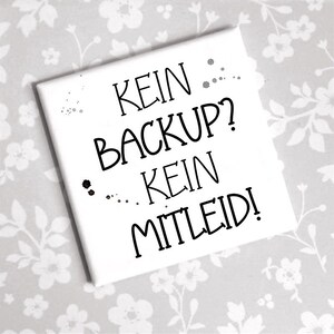 Könnte beinhalten: Ein weißes quadratisches Schild mit schwarzem Text, der "Kein Backup? Kein Mitleid!" lautet.