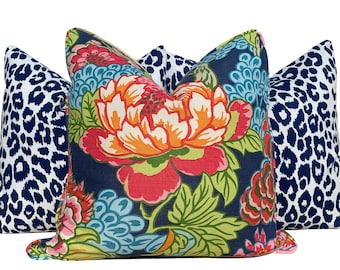 Cojín floral chinoiserie Thibaut Honshu en azul marino, cojín decorativo de diseño, cojín de alta gama, funda de cojín de lujo en azul