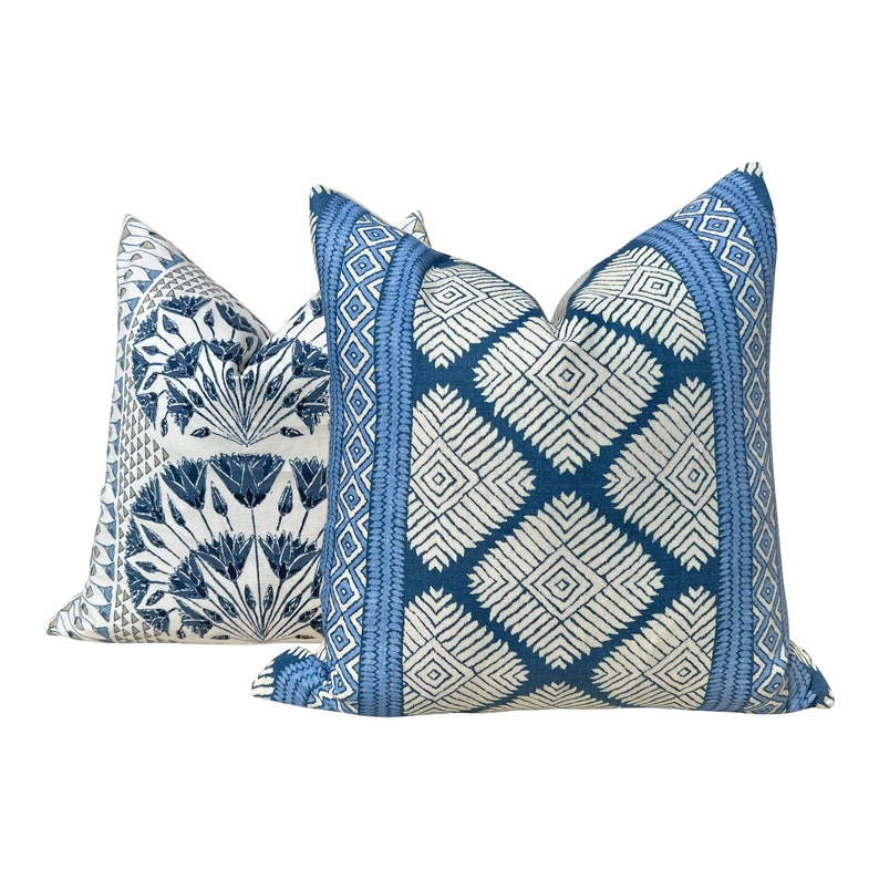 Puede incluir: Dos almohadas decorativas con un patr&oacute;n geom&eacute;trico azul y blanco. Las almohadas est&aacute;n hechas de una tela suave y texturizada y presentan una variedad de formas geom&eacute;tricas.