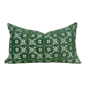 Thibaut Outdoor Woven Briemfield Pillow in Kelly Green. Outdoor Green Small Scale Pillow Cover, Designer Accent Perfomance Cushions