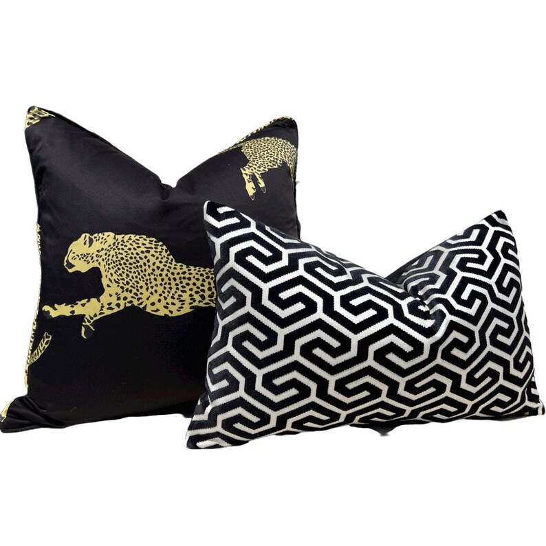 Scalamandre Leaping Cheetah in Black Magic. Designer High End Pillow Covers, Accent Animal Print Pillows, Lumbar Leopard Pillows Black Gold bild 5