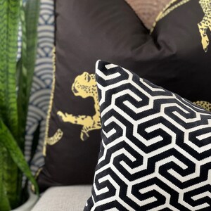 Scalamandre Leaping Cheetah in Black Magic. Designer High End Pillow Covers, Accent Animal Print Pillows, Lumbar Leopard Pillows Black Gold bild 3