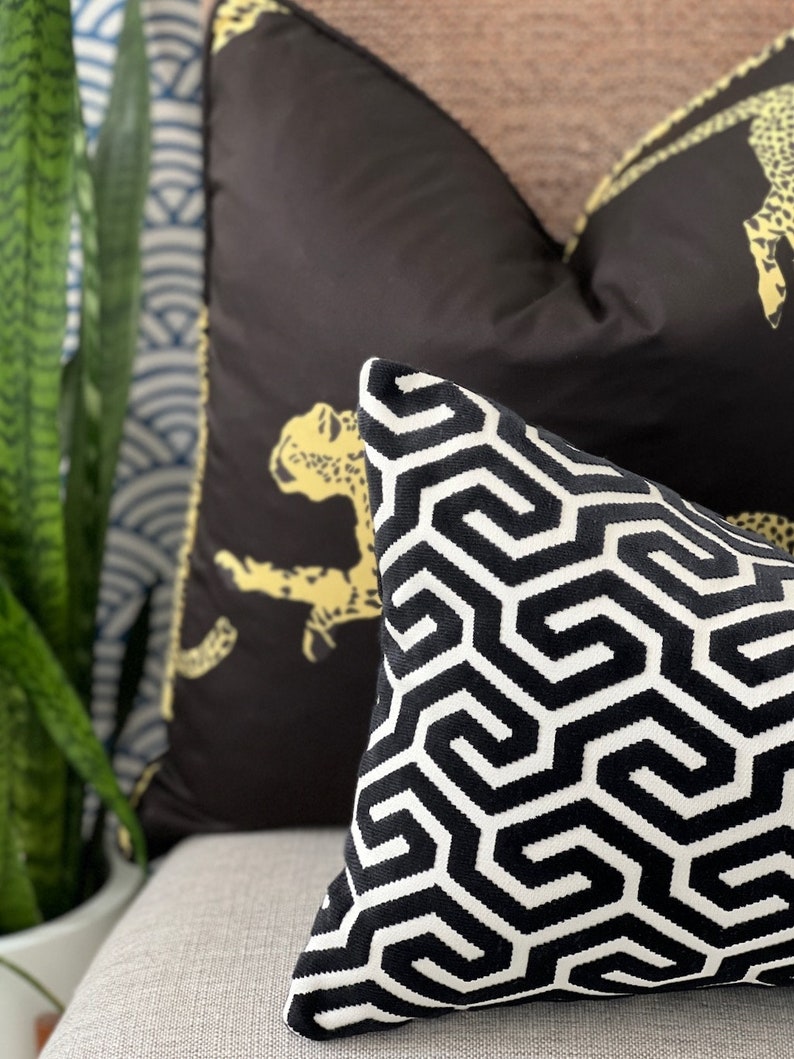 Scalamandre Leaping Cheetah in Black Magic. Designer High End Pillow Covers, Accent Animal Print Pillows, Lumbar Leopard Pillows Black Gold bild 3