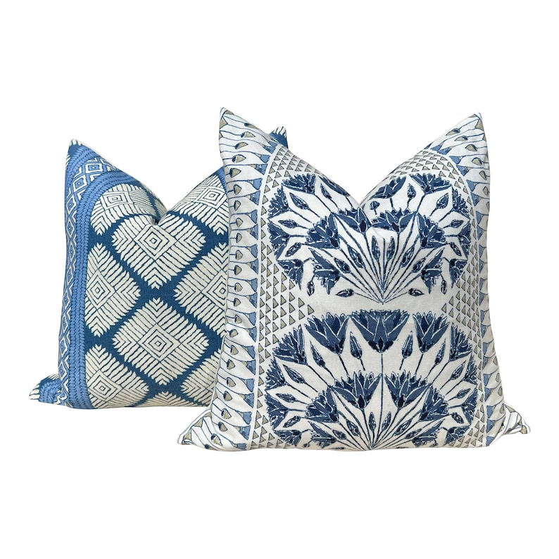 Puede incluir: Dos almohadas decorativas con patrones geom&eacute;tricos azules y blancos. La almohada de la izquierda tiene un patr&oacute;n de diamantes, mientras que la almohada de la derecha tiene un patr&oacute;n floral.
