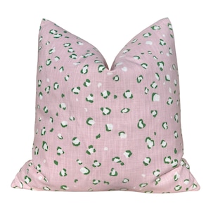 Almohada Schumacher Outdoor Wild At Heart en rosa y verde. Almohadas decorativas, funda de cojín de diseño, almohada decorativa para exteriores, color verde rubor