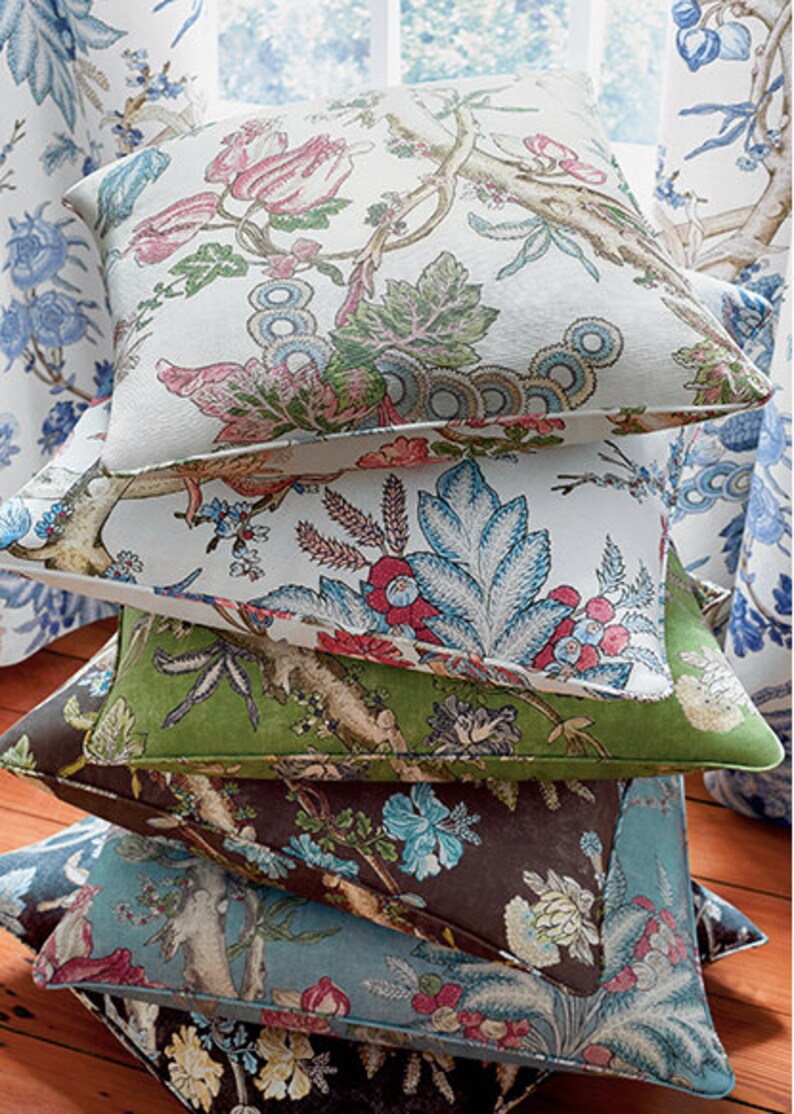 Pu&ograve; includere: Un set di quattro cuscini decorativi con motivi floreali. Il cuscino superiore &egrave; bianco con fiori rosa e blu, il secondo cuscino &egrave; bianco con fiori blu e rossi, il terzo cuscino &egrave; verde con fiori marroni e il cuscino inferiore &egrave; blu con fiori marroni.