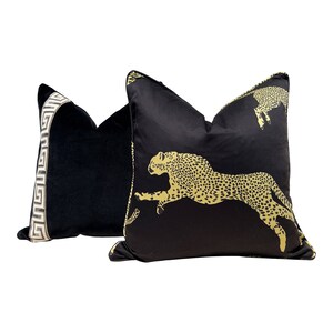 Scalamandre Leaping Cheetah in Black Magic. Designer High End Pillow Covers, Accent Animal Print Pillows, Lumbar Leopard Pillows Black Gold bild 9