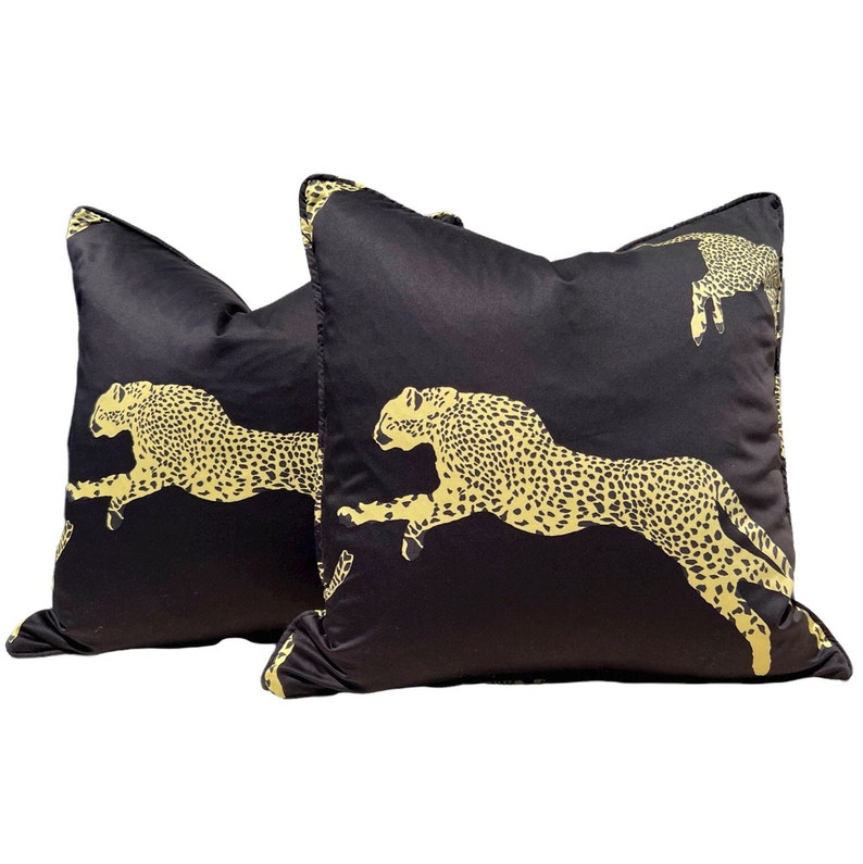 Scalamandre Leaping Cheetah in Black Magic. Designer High End Pillow Covers, Accent Animal Print Pillows, Lumbar Leopard Pillows Black Gold bild 7