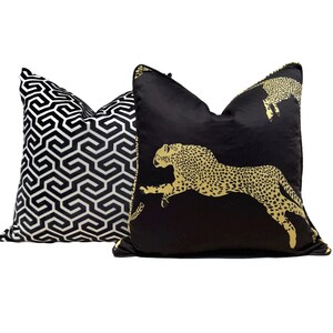 Scalamandre Leaping Cheetah in Black Magic. Designer High End Pillow Covers, Accent Animal Print Pillows, Lumbar Leopard Pillows Black Gold bild 6