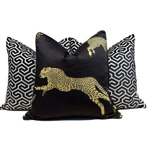 Scalamandre Leaping Cheetah in Black Magic. Designer High End Pillow Covers, Accent Animal Print Pillows, Lumbar Leopard Pillows Black Gold bild 4