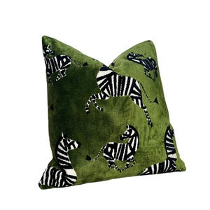 Zebra Velvet Pillow in Green, Luxe Designer Animal Print Cushion, Bold Safari-Inspired Home Decor, Modern Green Velvet Pillow Cover bild 2
