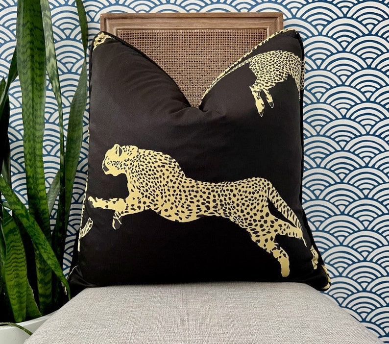 Scalamandre Leaping Cheetah in Black Magic. Designer High End Pillow Covers, Accent Animal Print Pillows, Lumbar Leopard Pillows Black Gold bild 2